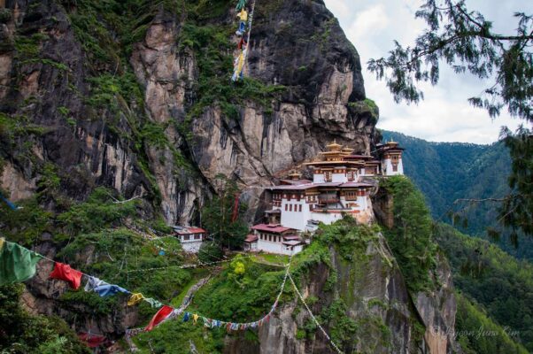 Paro-Taktsang-du-lich-de-men-vn