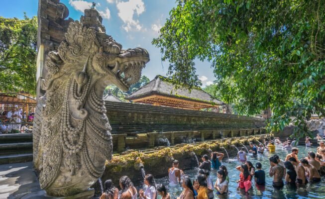 den-Tirta-Empul-den-suoi-thieng-Tampak-Siring-du-lich-de-men-vn