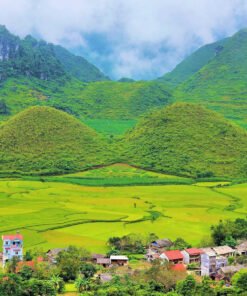 nui-doi-co-tien-Ha-Giang-du-lich-de-men-travel-tours-trips