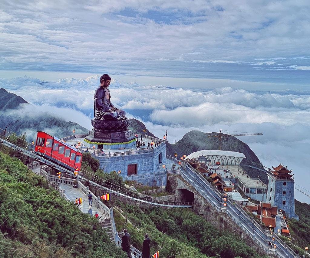 Dai-tuong-Phat-A-Di-Da-o-Sun-World-Fansipan-Legend-du-lich-de-men-travel-viet-nam-tay-bac