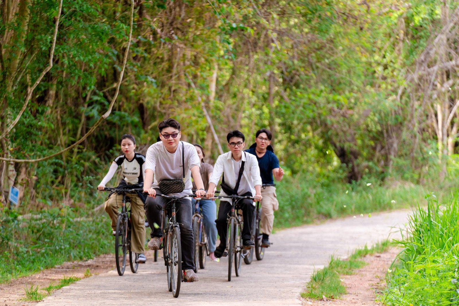 dap-xe-xuyen-rung-nam-cat-tien-vqg-du-lich-de-men-travel-viet-nam